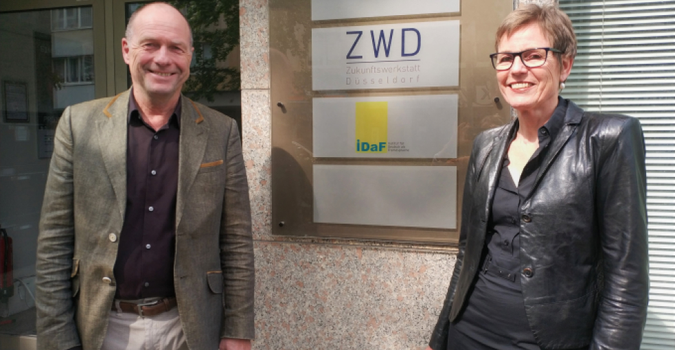 Claudia Diederich und Olaf Pierkes vor dem neuen Schulungszentrum