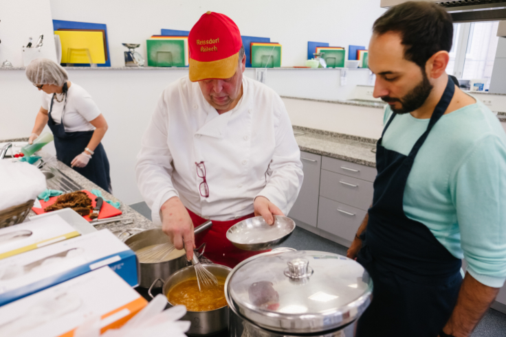 Teilnehmende beim Kochen