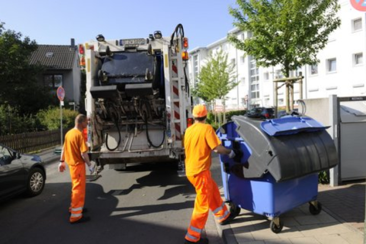 Männer beladen Papiersammelfahrzeug