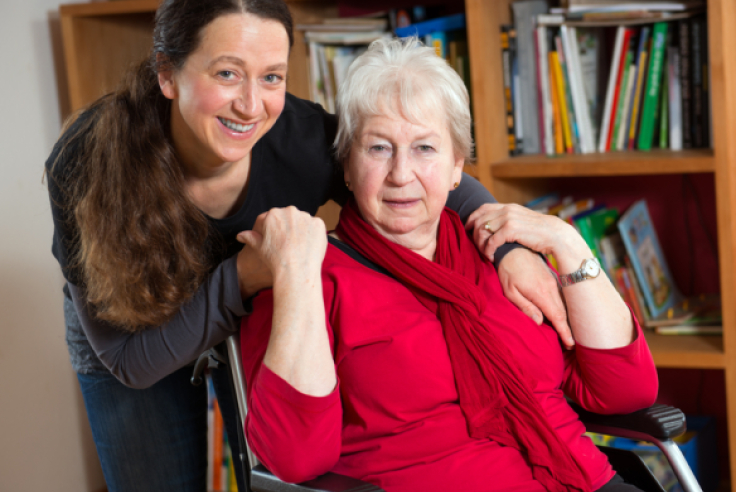 Frau mit Mutter im Rollstuhl