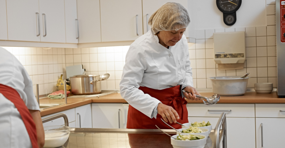 Ratsfrau Felckner-Olbermann hospitiert in Kita-Küche
