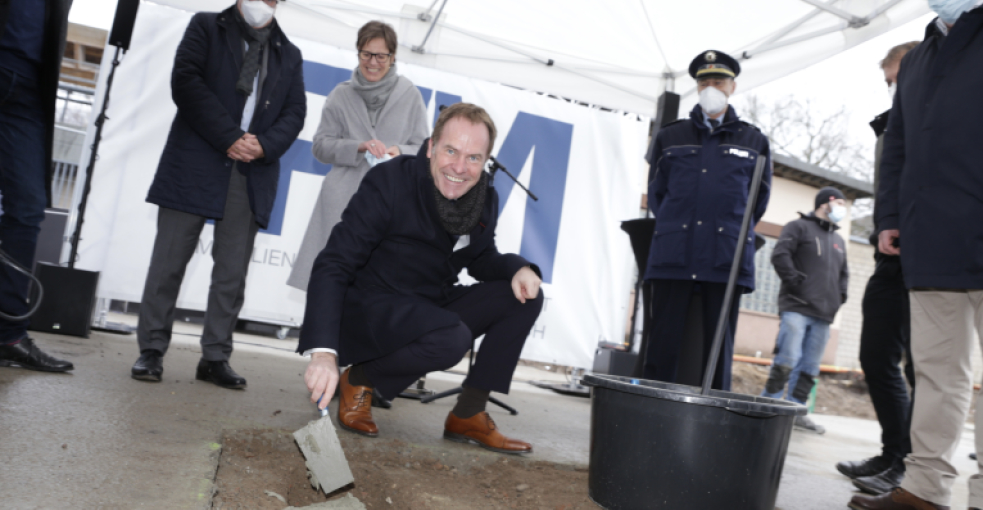 Oberbürgermeister Dr. Stephan Keller (vorne) legt den Grundstein für die neue Jugendverkehrsschule 