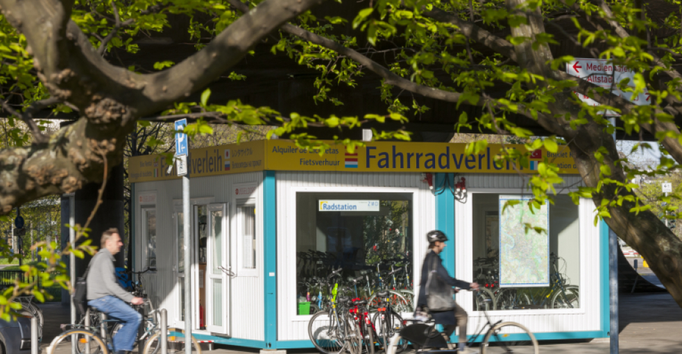 Der Radverleih am Rheinufer auf dem Apollo-Platz